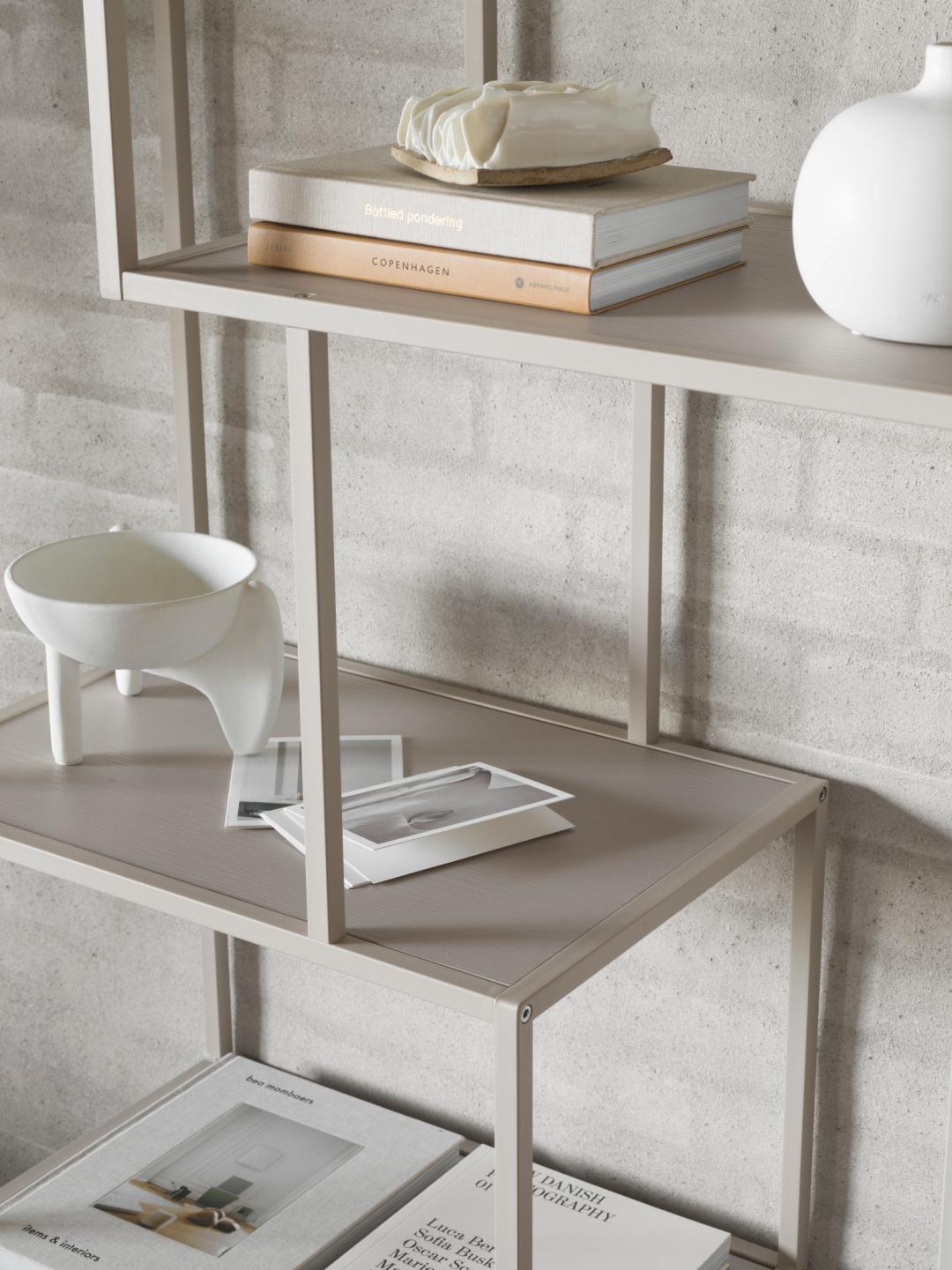 Stijlvolle boekenkast met asymmetrisch design