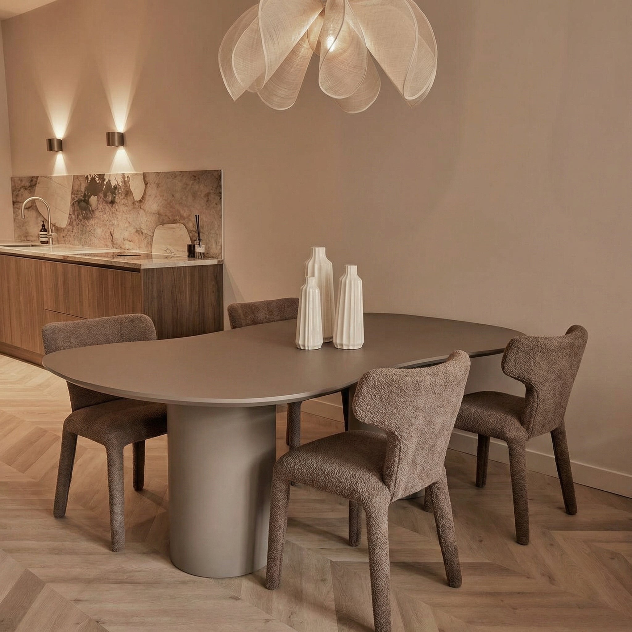 Japandi eetkamerstoel bruin volledig gestoffeerd – minimalistisch design met comfortabele zit