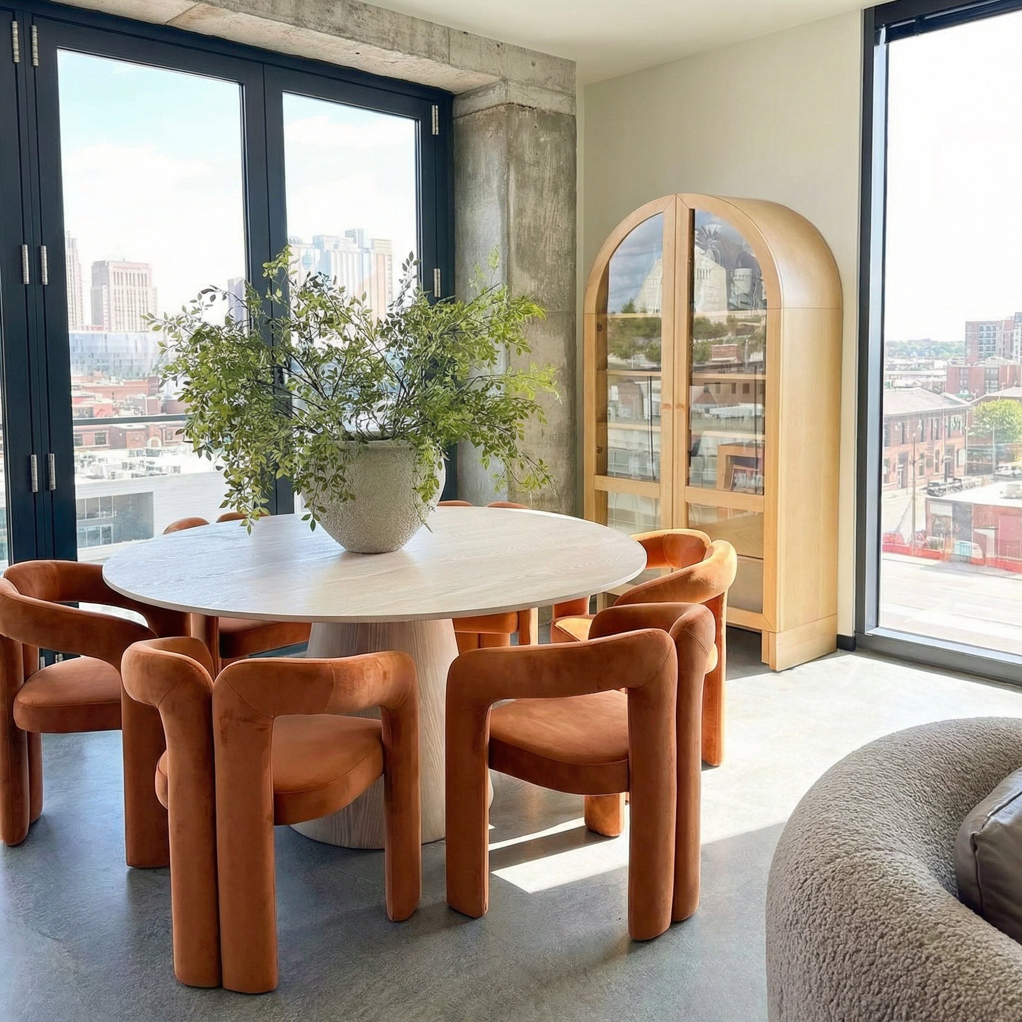 Oranje eetkamerstoel met armleuning Niru - Terracotta velvet eetkamerstoel