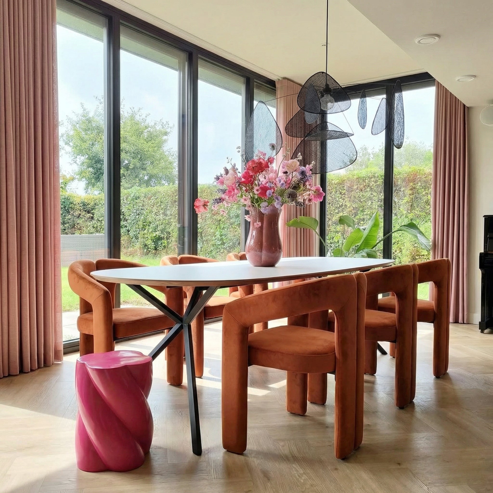 Oranje eetkamerstoel met armleuning Niru - Terracotta velvet eetkamerstoel